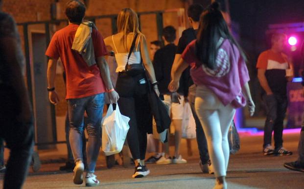 Botellón en las fiestas de Matapozuelos, en Valladolid. ::RODRIGO JIMÉNEZ