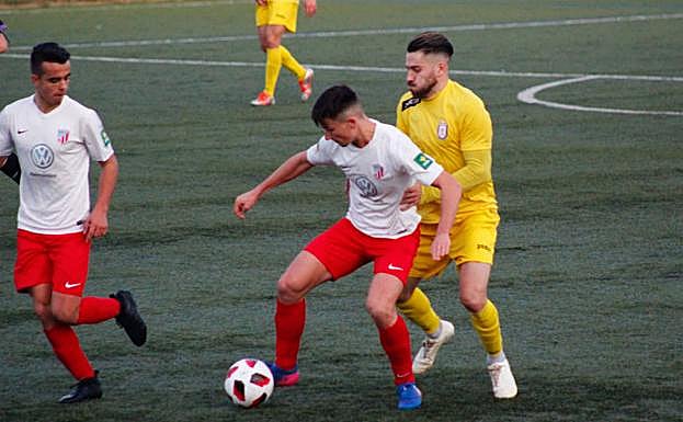 Una acción de la primera vuelta ante el Real Ávila. 