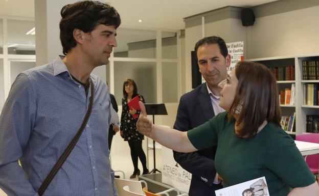 Juan Gascón, de Ganemos, conversa con Miriam Andrés del PSOE. 
