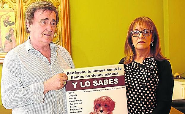 El alcalde de Cuéllar y la concejala de Medio Ambiente muestran el cartel. 