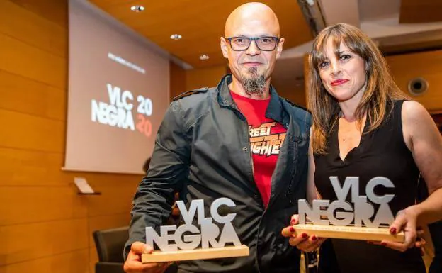 César Pérez Gellida, junto a Raquel Gámez, en la entrega de los premios que anualmente concede el festival Valencia Negra.