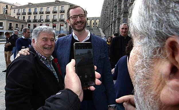 Javier Maroto se hace una foto con un hombre a los pìes del Acueducto, este domingo, en la campaña electoral del PP en Segovia. 