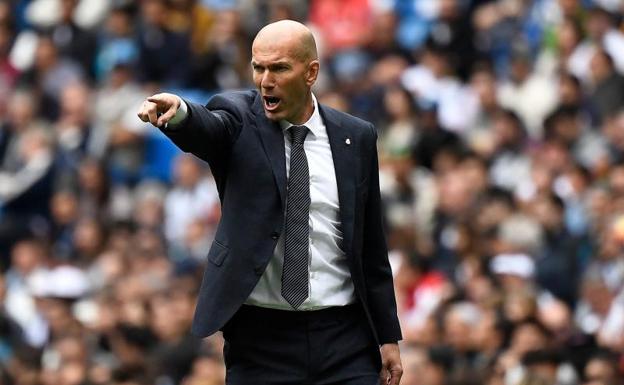 Zidane da instrucciones durante el partido del Real Madrid ante el Betis.