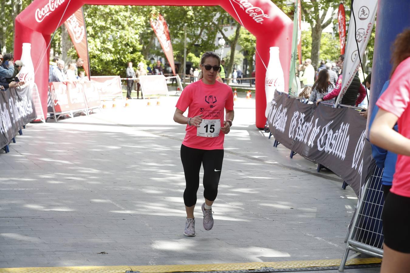 La atleta del club Atletaria Isaac Viciosa, Andrea Román, con un tiempo de 22.05, fue la ganadora de la tercera edición de la Carrera de las Mujeres que se disputó el domingo en las calles de Valladolid.