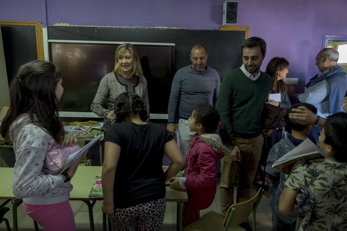 Fotos: Pilar del Olmo visita el barrio de Pajarillos y el colegio Cristóbal Colón de Valladolid