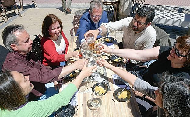 Candidatos de Toma la Palabra brindan en una terraza de la plaza del Carmen. 