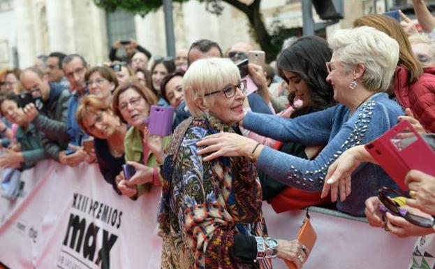 Concha Velasco saluda al público en la alfombra roja de los Premios Max. 