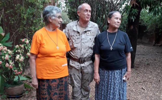El tenitente coronel Jesús Serrano, burgalés, con las religiosas.