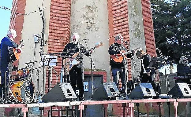 Integrantes de Nuevo Mester de Juglaría, ayer, en Valseca. 