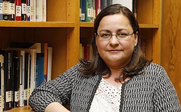 Sonia Ordóñez, que se confiesa ávida lectora y cinéfila, posa en la Biblioteca Pública de Palencia. 