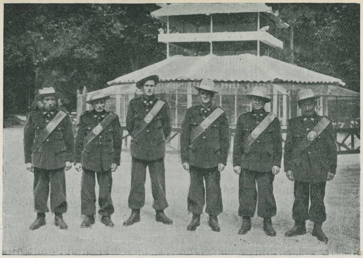 Agentes de las guardas de parque con uniforme del cuerpo especial para jardines del Campo Grande.