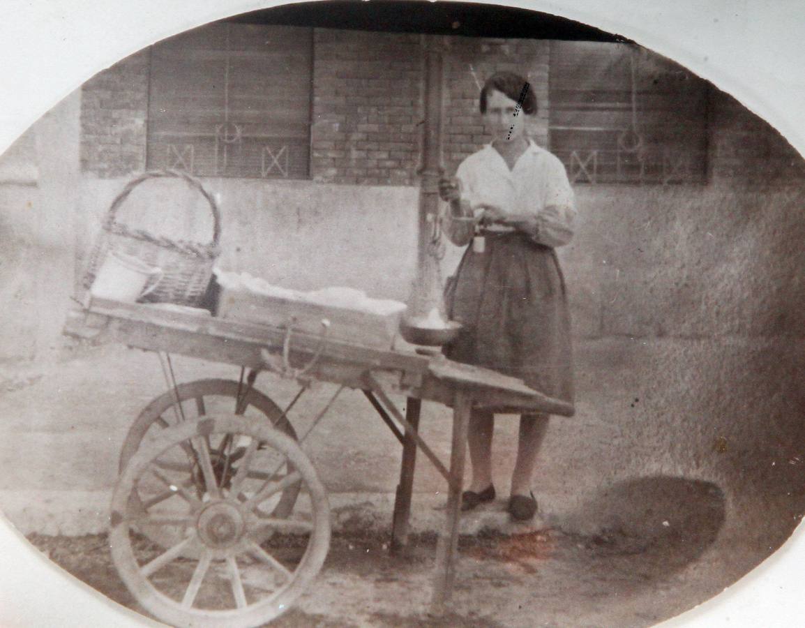 Eugenia, de la pescadería Eugenia, con el carro en el que repartía pescado en el año 1932 en la calle Panaderos.