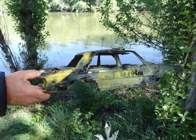 Imagen secundaria 1 - Rescate del coche sumergido en el Pisuerga y detalles del coche de Policía de juguete que estaba en su interior y del salpicadero con el radiocasete. 