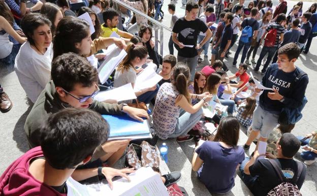 Estudiantes a las puertas del Aulario de la Universidad.