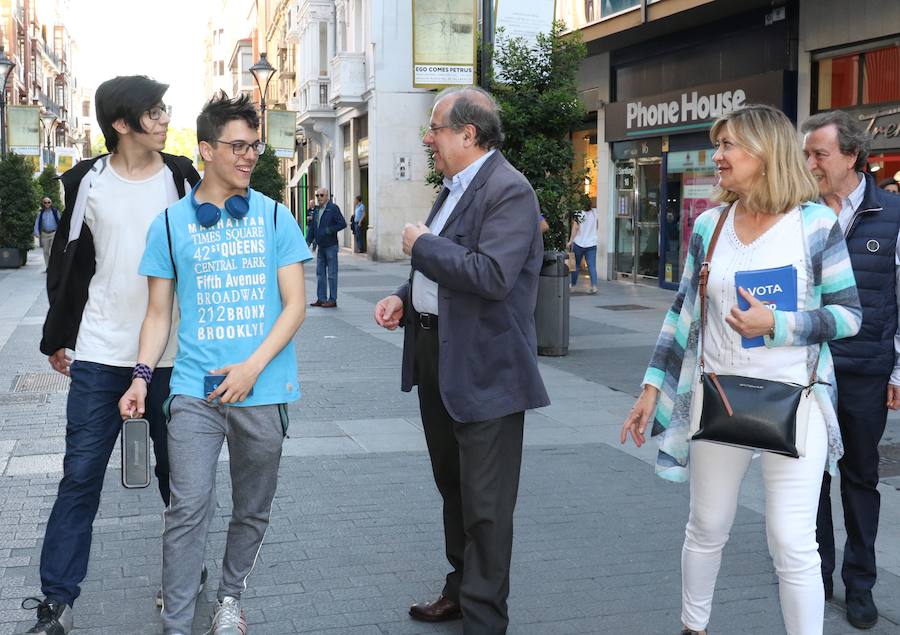 Fotos: Pilar del Olmo y Juan Vicente Herrera hacen campaña por el centro de Valladolid