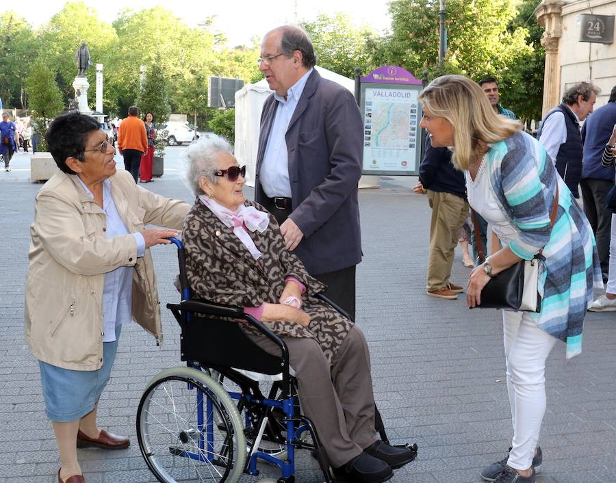 Fotos: Pilar del Olmo y Juan Vicente Herrera hacen campaña por el centro de Valladolid