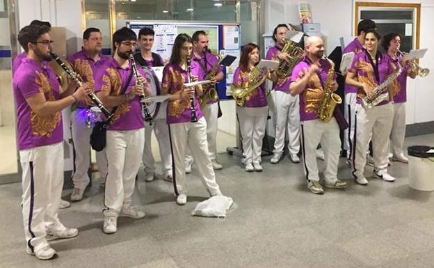 La Unión Musical El Pendón, en una actuación anterior en el Hospital Clínico de Valladolid. 