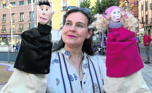 Sonia Zubiaga posa con dos marionetas en la plaza de Somorrostro. 