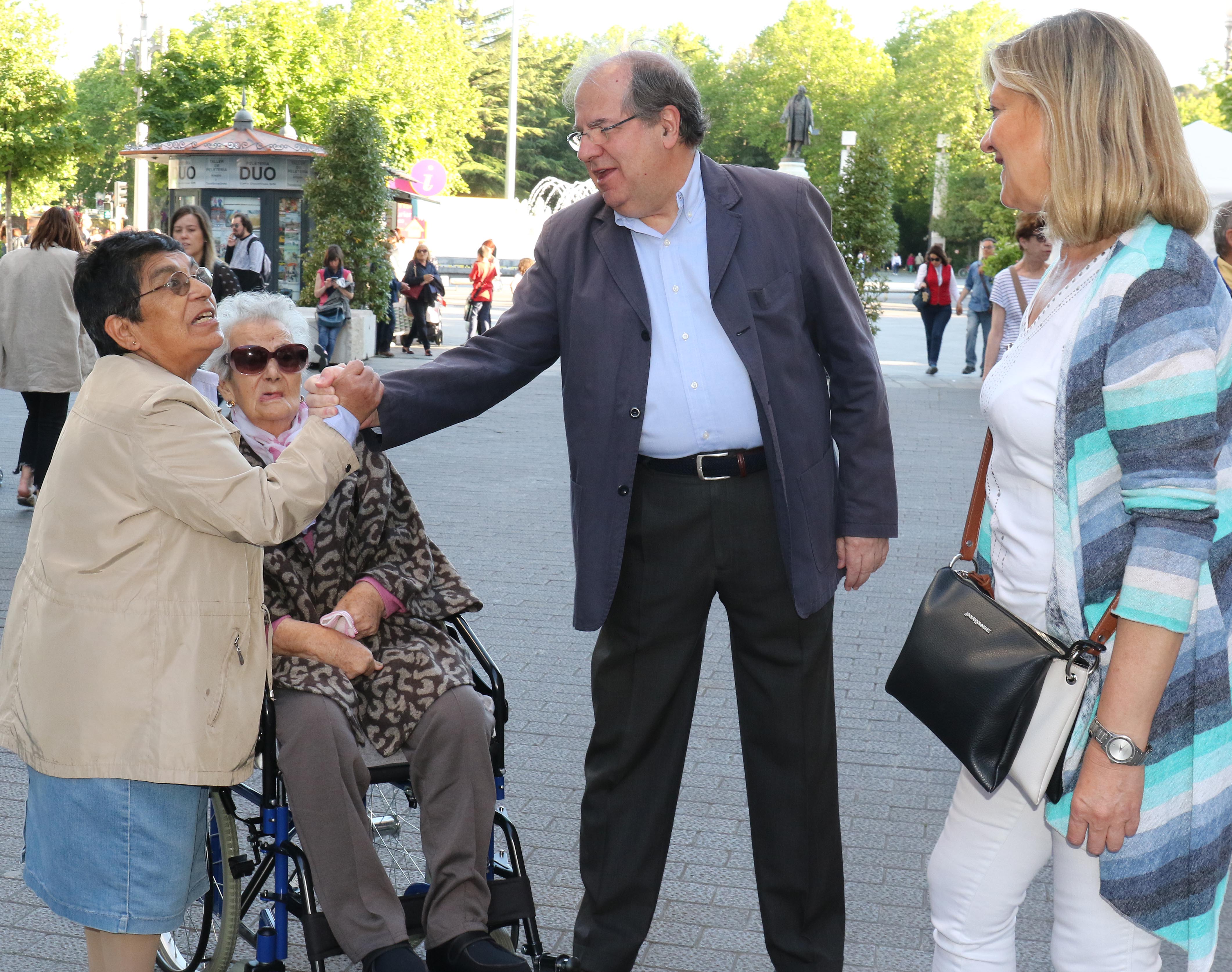 Juan Vicente Herrera y Pilar del Olmo saludan a dos mujeres en la calle Santiago. 