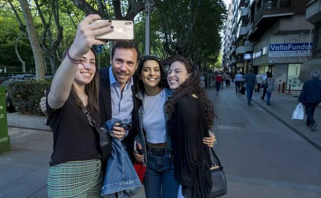 Sofía, Clara y Aroa se han un selfi con Óscar Puente, en el paseo de Zorrilla. 