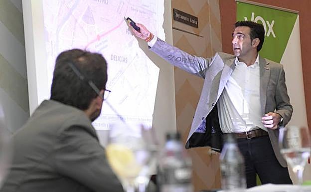 García Bartolomé expone el proyecto de Vox.