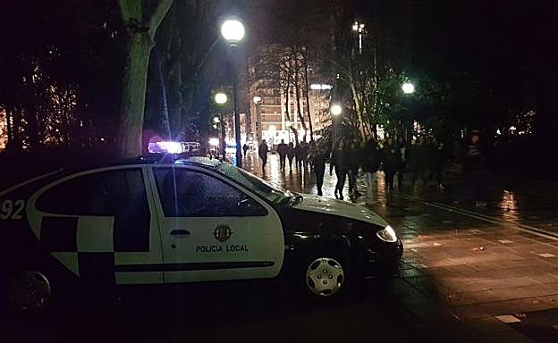 Una patrulla de la Policía Local vigila el paseo central del Campo Grande.
