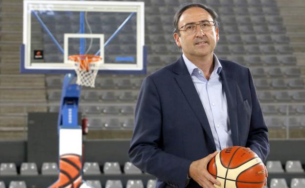 Alfonso Polanco, en el pabellón de Deportes, con un balón de baloncesto, su gran pasión. 