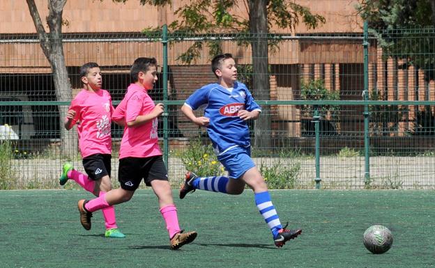 Álex trata de alcanzar el balón.