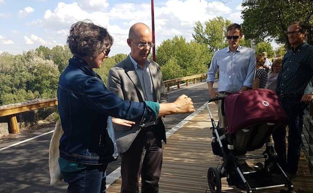 Martín Fernández charla con los vecinos de La Overuela. 