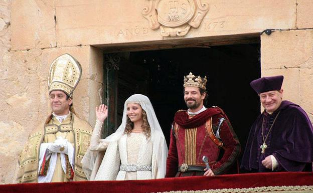 Michelle Jenner y Rodolfo Sancho en el rodaje de 'Isabel' en Pedraza. 