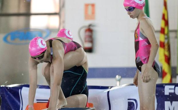 El equipo infantil femenino del Unión Esgueva SOSVA se prepara para comenzar su prueba de relevos en la piscina de Parquesol.