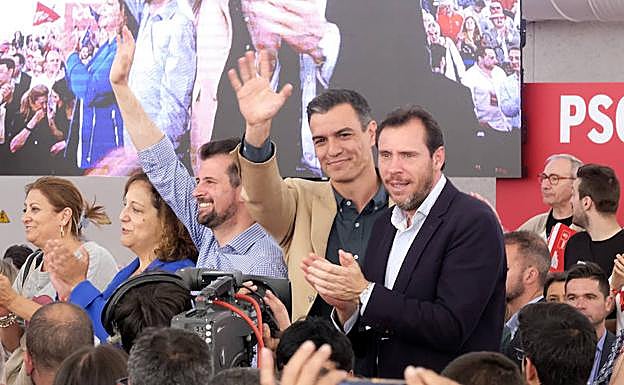 Teresa López; Iratxe García, Luis Tudanca, Pedro Sánchez y Óscar Puente, en el mitin de la cúpula del Milenio. 