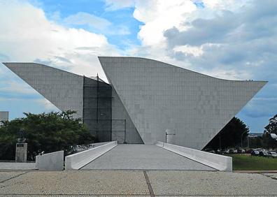 Imagen secundaria 1 - Arriba, Panteón de Hombres Ilustres de la iglesia de Atocha en Madrid. A la izquieda, Panteón de la Patria y la Libertad, diseñado por Oscar Niemeyer en Brasilia. Lisboa. Su panteón está construido sobre las ruinas de la iglesia de Santa Engracia.