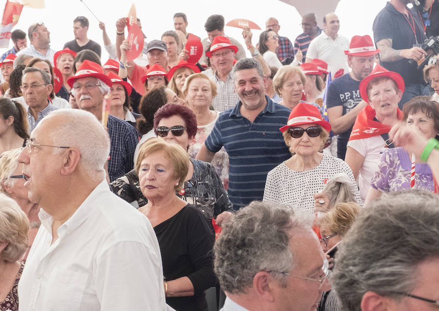 Al presidente del Gobierno le han acompañado en el acto Iratxe García, candidata del PSOE a las europeas, Luis Tudanca y Óscar Puente