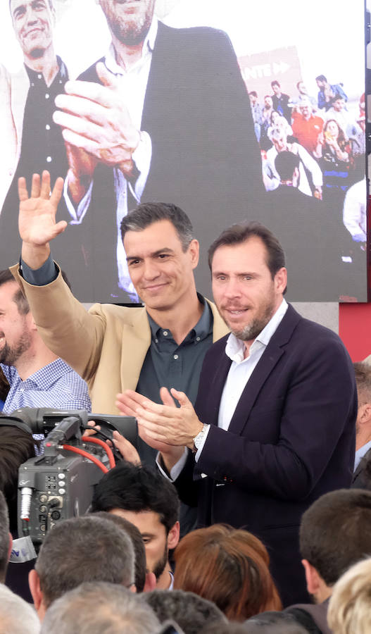 Al presidente del Gobierno le han acompañado en el acto Iratxe García, candidata del PSOE a las europeas, Luis Tudanca y Óscar Puente