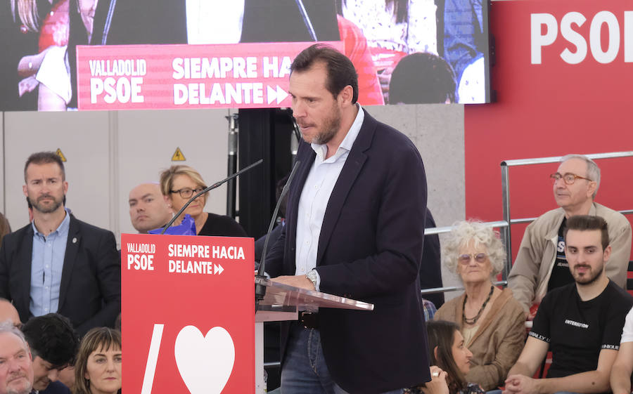 Al presidente del Gobierno le han acompañado en el acto Iratxe García, candidata del PSOE a las europeas, Luis Tudanca y Óscar Puente