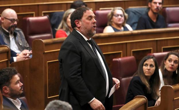 El líder de ERC, Oriol Junqueras, que se encuentra en prisión provisional, promete el cargo durante la sesión constitutiva de las nuevas Cortes Generales de la XIII Legislativa.