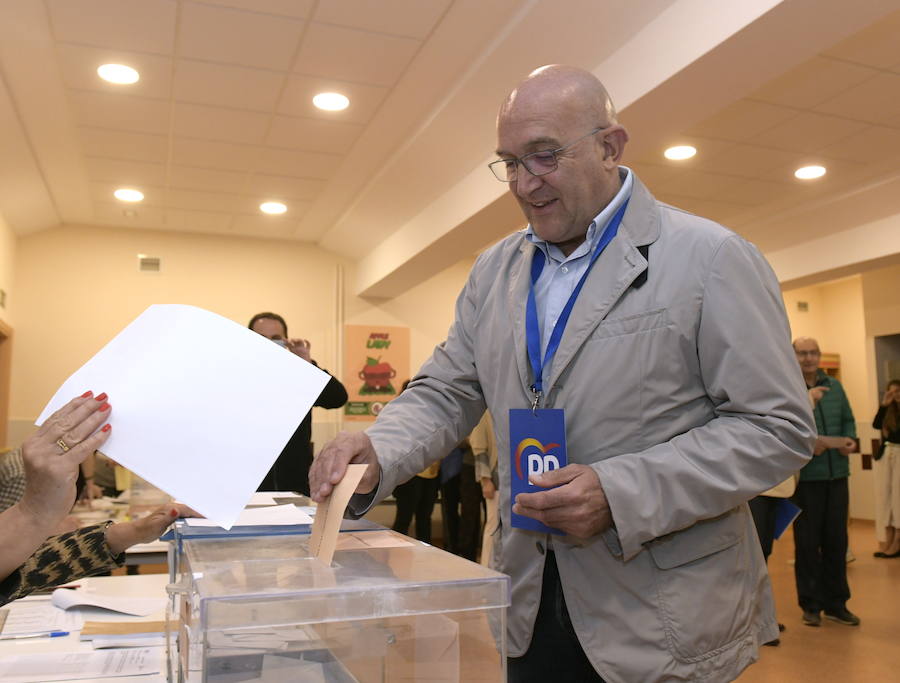 Jesús Julio Carnero, del PP, votando. 