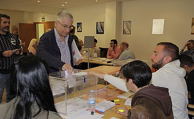 El actual alcalde y candidato socialista, Félix Velasco, deposita su voto en la urna. 