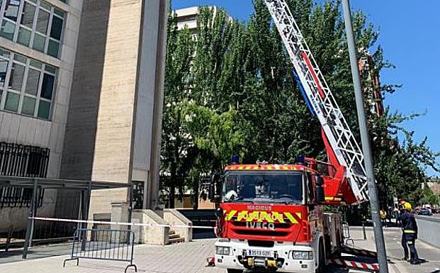 Autoescala que tuvo que desplegarse para ascender hasta los 25 metros. 