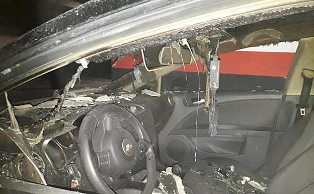 Interior de uno de los vehículos afectados por este incendio en la calle Florencia. 