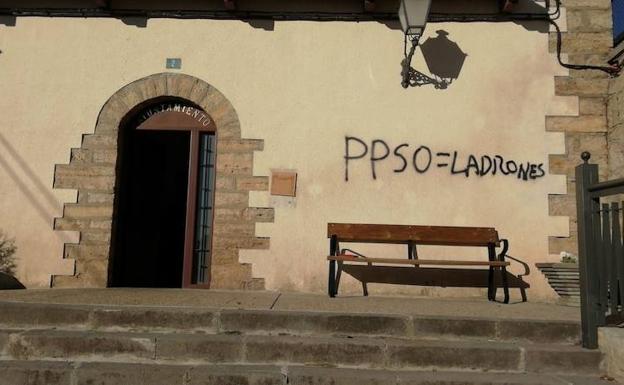 Pintadas contra el PSOE en la fachada del Ayuntamiento de Cabrejas del Pinar. 
