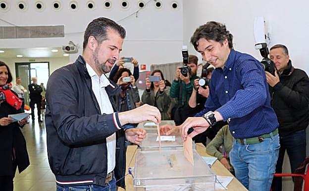Luis Tudanca, candidato del PSOE a presidir la Junta de Castilla y León, vota en Burgos. 