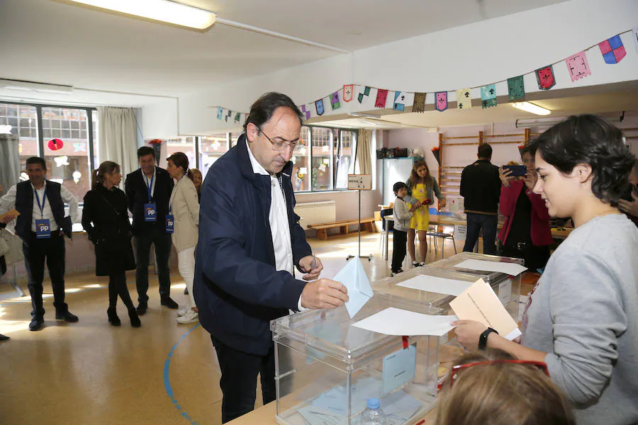 Alfonso Polanco vota en el colegio Jorge Manrique. 