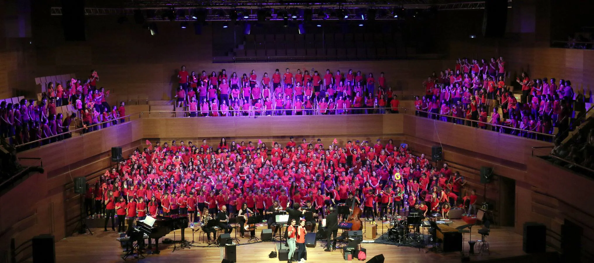 La novena edición del proyecto musical reúne a cerca de 3.600 escolares en torno a la cantata de Eduard Iniesta que celebra el centenario del poeta catalán