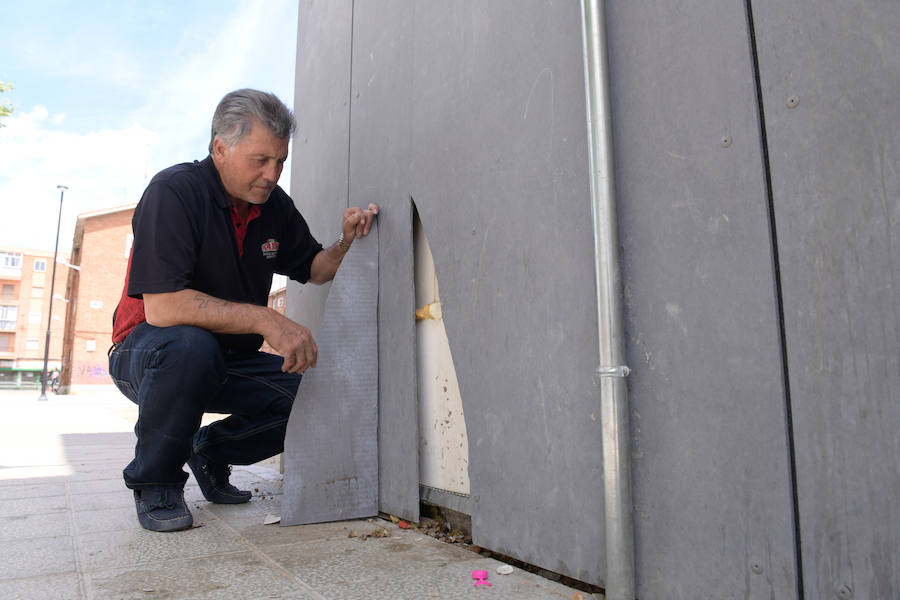 Un vecino muestra los desperfectos en la fachada de un edificio de la calle Paloma. 