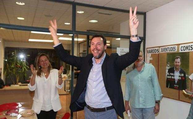 Óscar Puente celebra la victoria en la sede municipal del PSOE, aplaudido por su esposa.