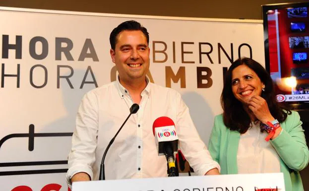 Daniel de la Rosa, ganador de las elecciones municipales al Ayuntamiento de Burgos, junto a Esther Peña, secretaria provincial del PSOE