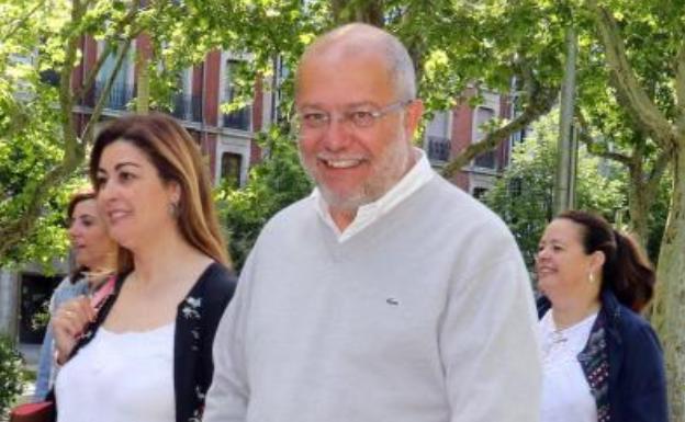 Francisco Igea, en el parque de Campo Grande de Valladolid. 