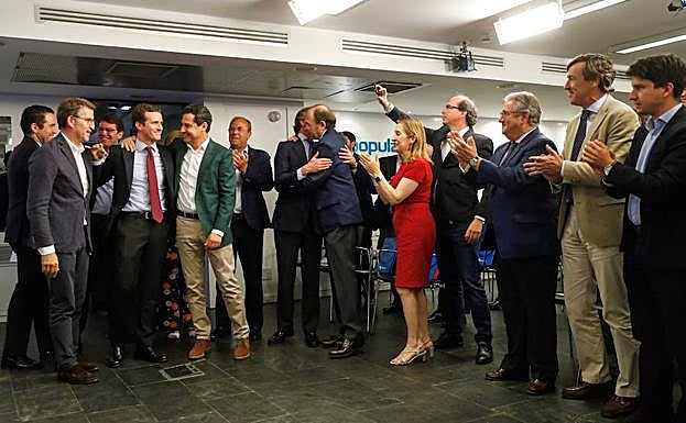 El presidente nacional del PP, Pablo Casado (2i), a su llegada a la reunión del Comité Ejecutivo Nacional celebrada este lunes en la sede del partido, en Madrid.